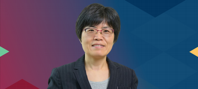 photo of helen huang holding award