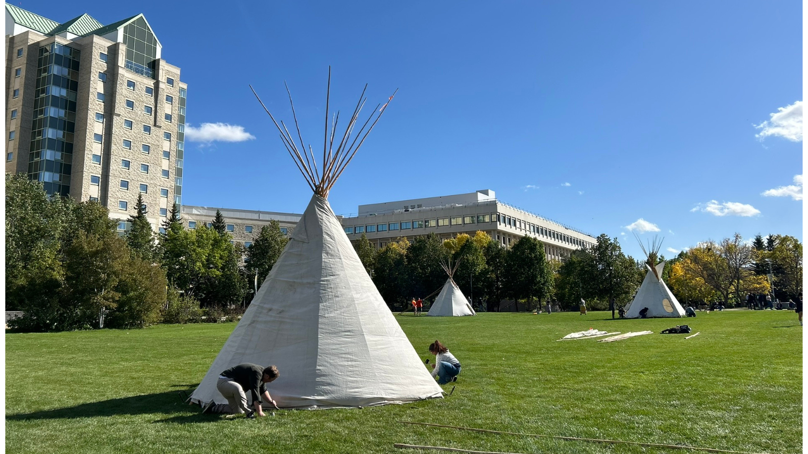 Tipi raising competition on UofR academic green
