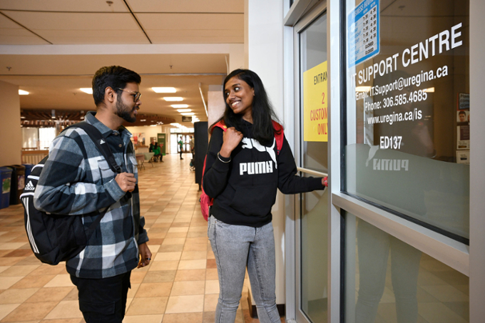 students at IT Support door
