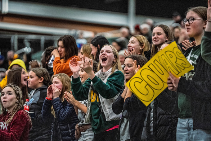 students cheering on the cougars
