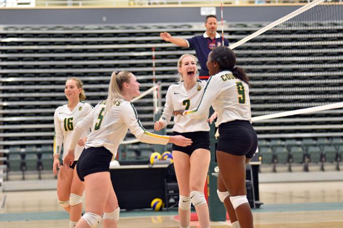 women volleyball team playing