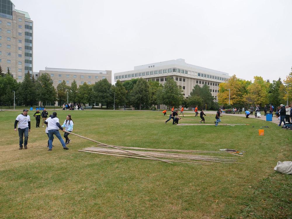 The competition begins. Credit: University Advancement and Communications.