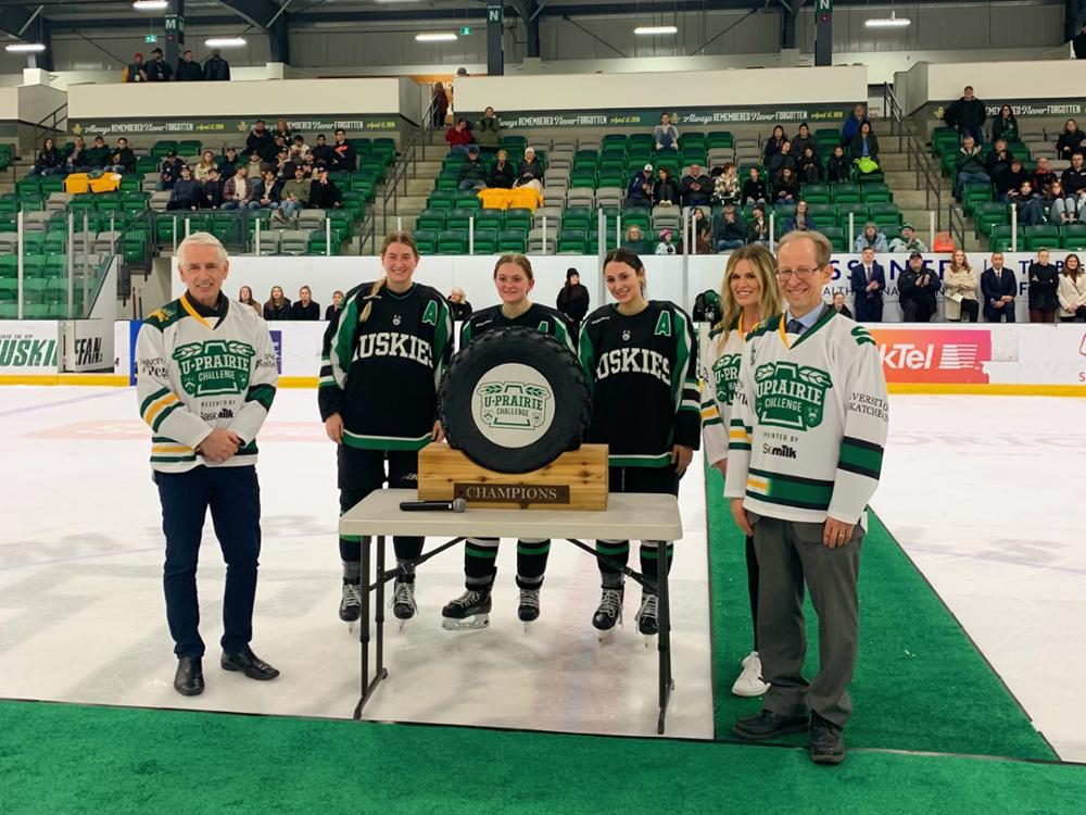 Presentation of the trophy on the ice.