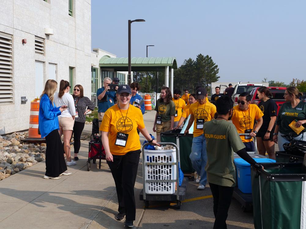 A large group of students are helping other students move in.